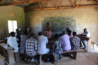 Sarah Mujabi-Mujuzi introducing a knowledge sharing exercise around new cotton varieties in Nakonsongola district, Uganda